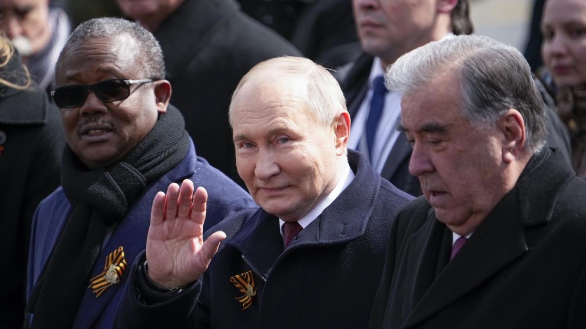 Wladimir Putin (Mitte) plant laut westlichen Milit&auml;rs bereits einen Angriff auf die Nato. (Foto)