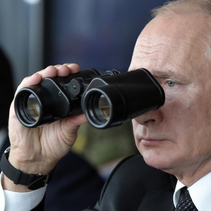 Putin-Polizist verprügelt verwundete Kameraden und droht mit Vergewaltigung