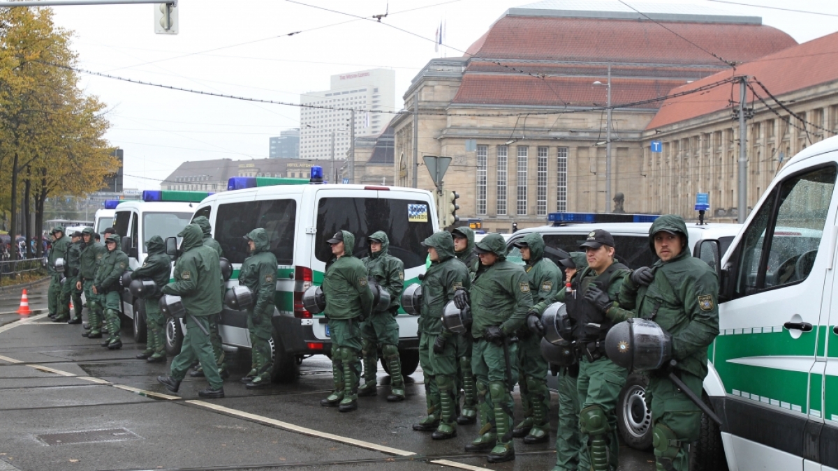 Die Leipziger Polizei r&uuml;stet sich mit einem Gro&szlig;aufgebot f&uuml;r die Demo gegen Rechts am Samstag. (Foto)