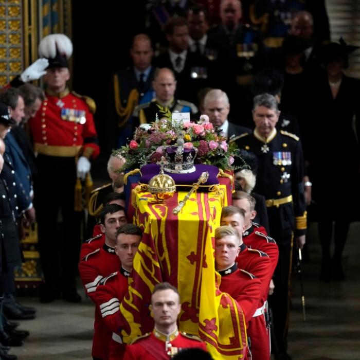 Aus Angst vor Terroristen! Ist der Sarg der Queen in Wahrheit leer? 