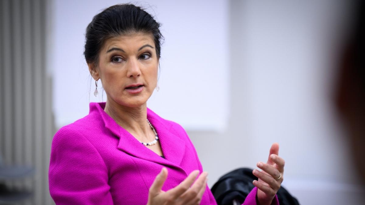 Sahra Wagenknecht (Foto) greift Au&szlig;enministerin Annalena Baerbock auf Facebook an. (Foto)