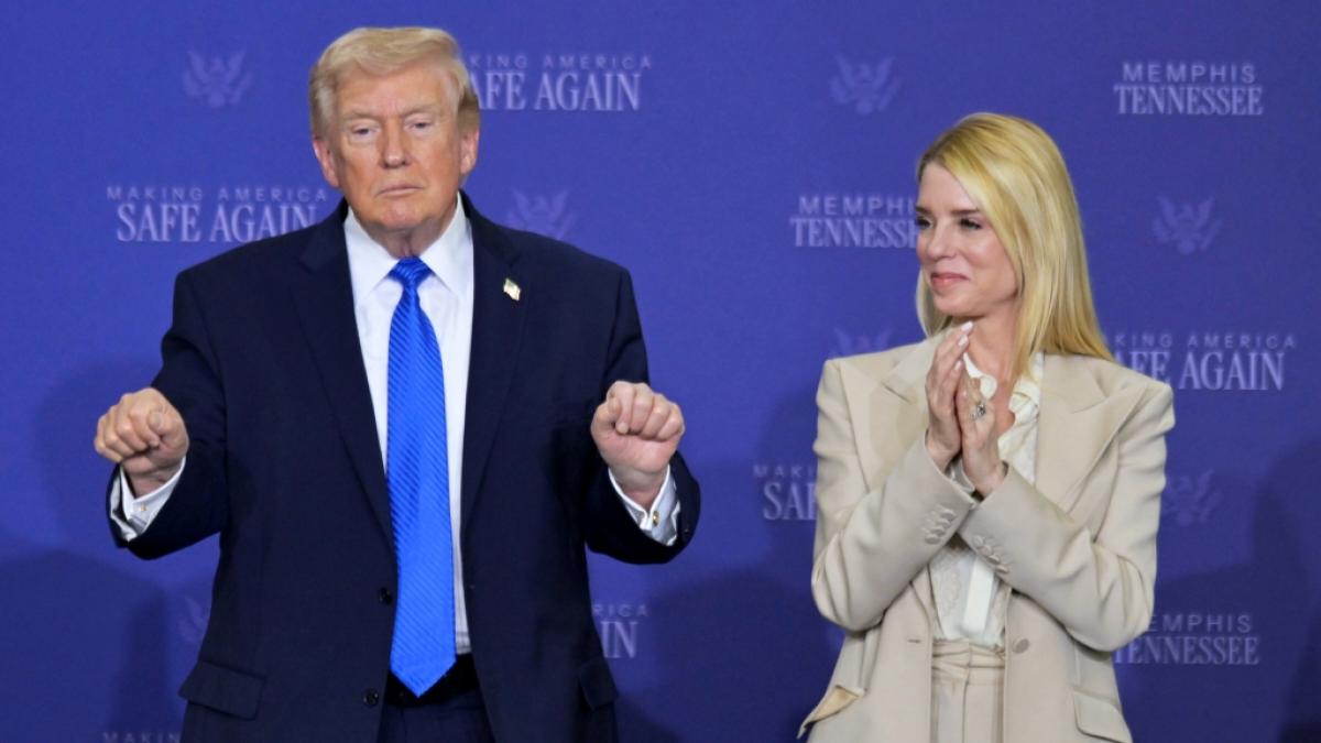 Schon wieder muss ein Kabinettsmitglied von Donald Trump gehen: Der US-Pr&auml;sident setzt seine Justizministerin Pam Bondi ab. (Foto)