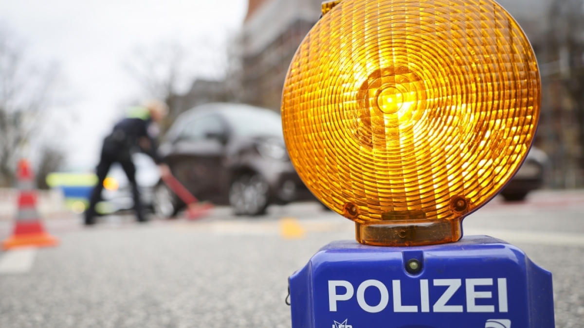 Die Polizei informiert &uuml;ber einen aktuellen Unfall (Symbolbild). (Foto)