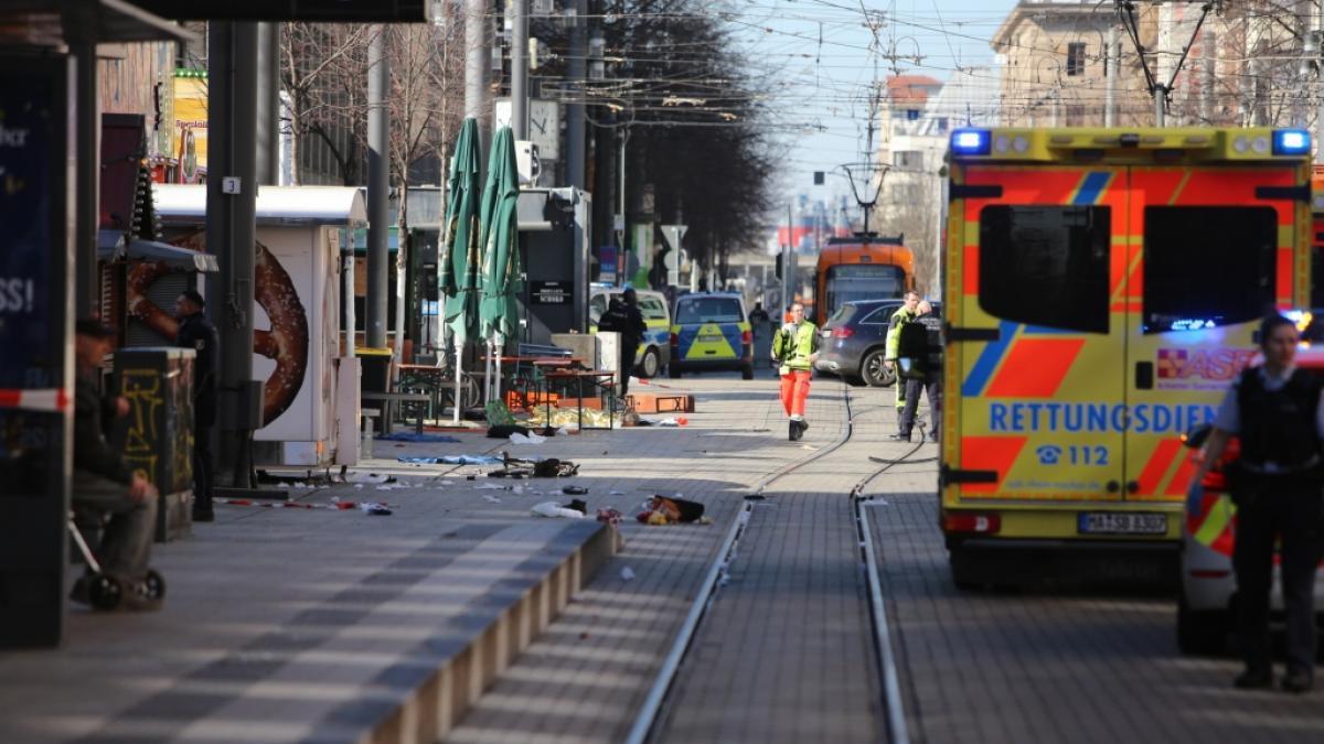 Am Paradeplatz in der Innenstadt von Mannheim hat ein Vorfall einen Gro&szlig;einsatz von Polizei und Rettungskr&auml;ften ausgel&ouml;st. (Foto)