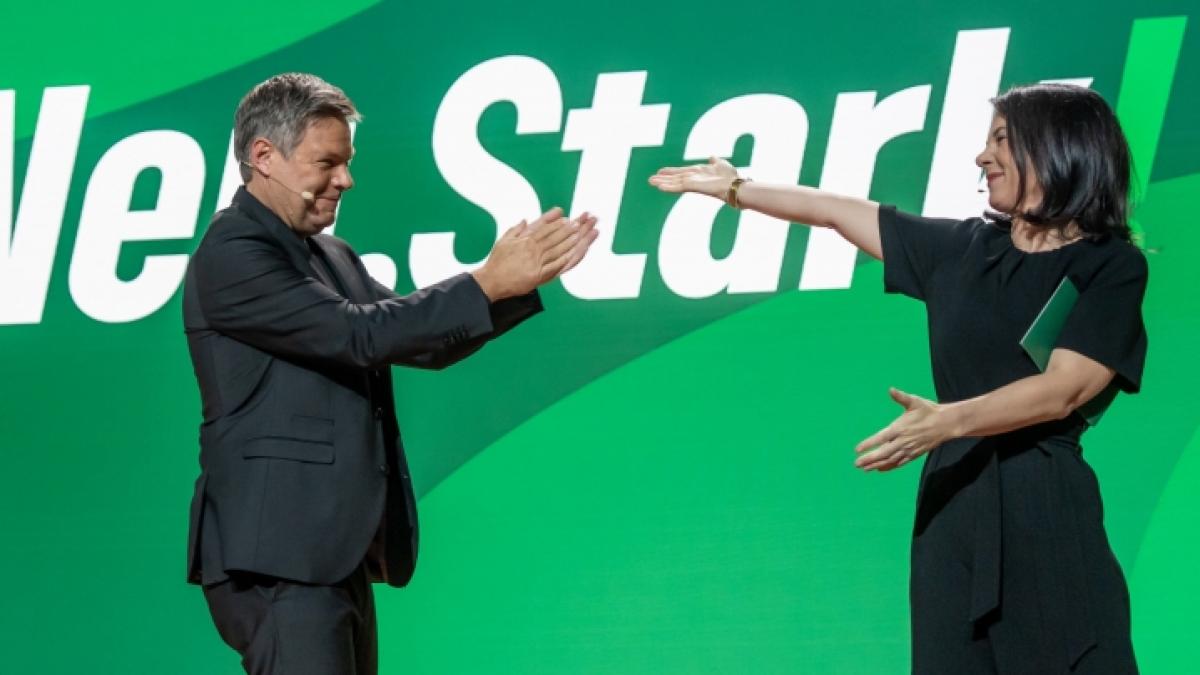 Als Robert Habeck seine Parteikollegin Annalena Baerbock umarmen will, verheddert sich der gr&uuml;ne Wollfaden an Baerbocks High Heels. (Foto)