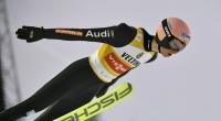 Skispringer Karl Geiger in Aktion.