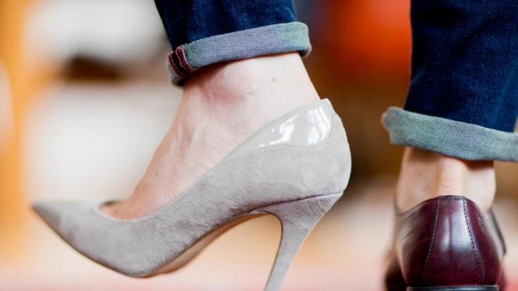 Was High Heels und Füße doch für eine Anziehungskraft ausüben können.