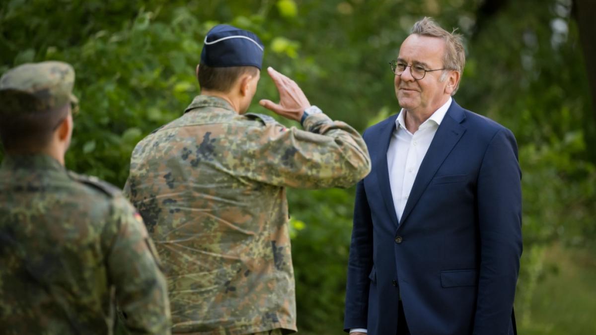Verteidigungsminister Boris Pistorius mit Bundeswehr-Soldaten. (Foto)