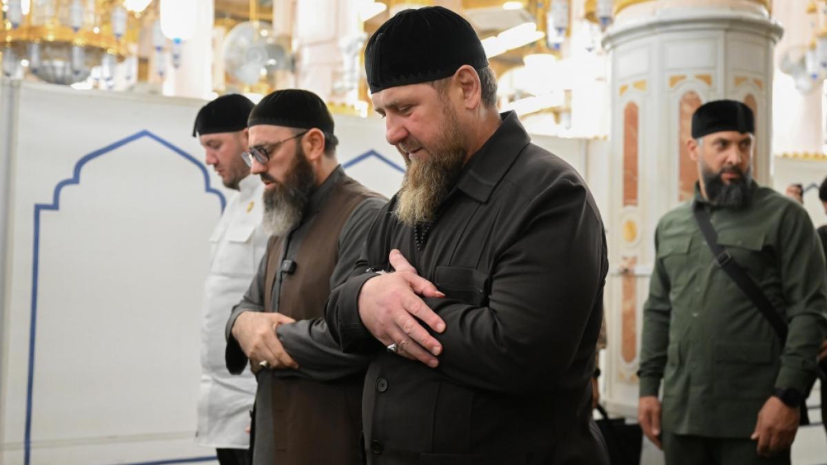 Tschetschenien-Machthaber Ramsan Kadyrow (vorne) fehlt &uuml;berraschend auf einer Kandidatenliste f&uuml;r die russische Parlamentswahl. (Foto)