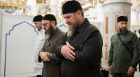 Tschetschenien-Machthaber Ramsan Kadyrow (vorne) fehlt überraschend auf einer Kandidatenliste für die russische Parlamentswahl.