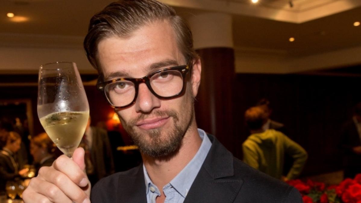 Grund zum Ansto&szlig;en: Joko Winterscheidt scheint sein privates Gl&uuml;ck bereits gefunden zu haben. (Foto)