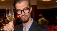 Grund zum Anstoßen: Joko Winterscheidt scheint sein privates Glück bereits gefunden zu haben.