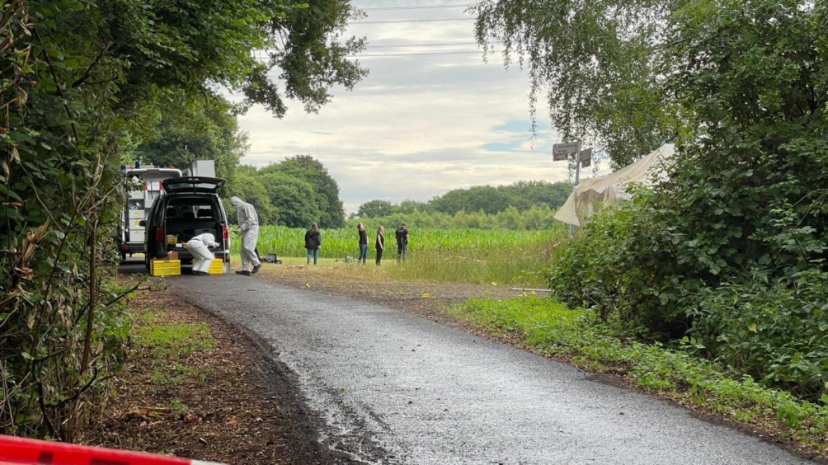 Einsatzkr&auml;fte sichern bei Hamm die Spuren am Fundort einer Frauenleiche. (Foto)