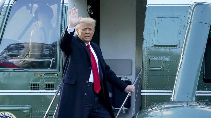 Donald Trump, Ex-Präsident der USA, winkt zum Abschied noch einmal in die Kameras.