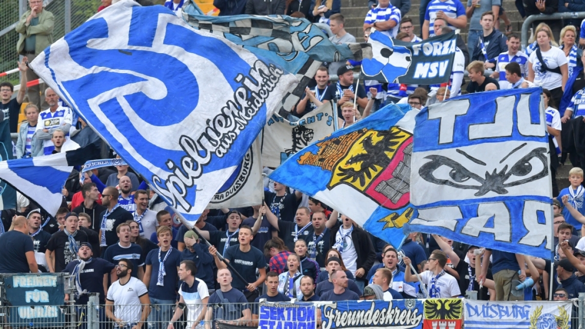Die Anh&auml;nger vom MSV Duisburg feiern ihren Verein. (Symbolbild) (Foto)