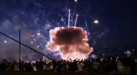 Ein Feuerwerk explodierte auf der Rheinkirmes in der Menschenmenge.
