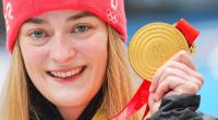 Gewinnerin Hannah Neise aus Deutschland feiert mit ihrer Goldmedaille auf dem Podium.
