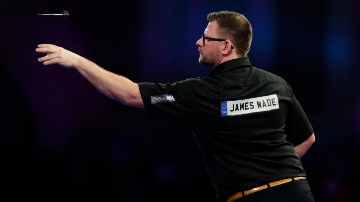 Der Schriftzug auf dem Trikot verr&auml;t's: Vor seiner Karriere als Darts-Profi war James Wade Kfz-Mechaniker. (Foto)