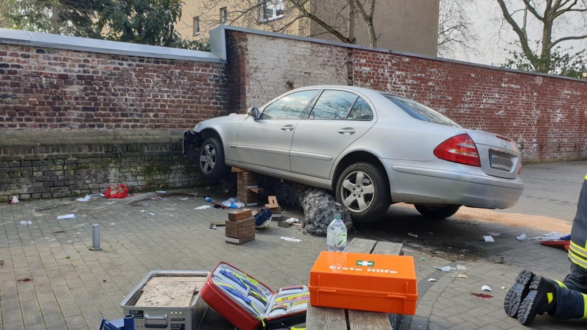 Der Wagen des betagten Unfallverursachers kam erst an einer Mauer zum Stehen. (Foto)
