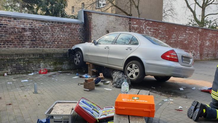Der Wagen des betagten Unfallverursachers kam erst an einer Mauer zum Stehen.