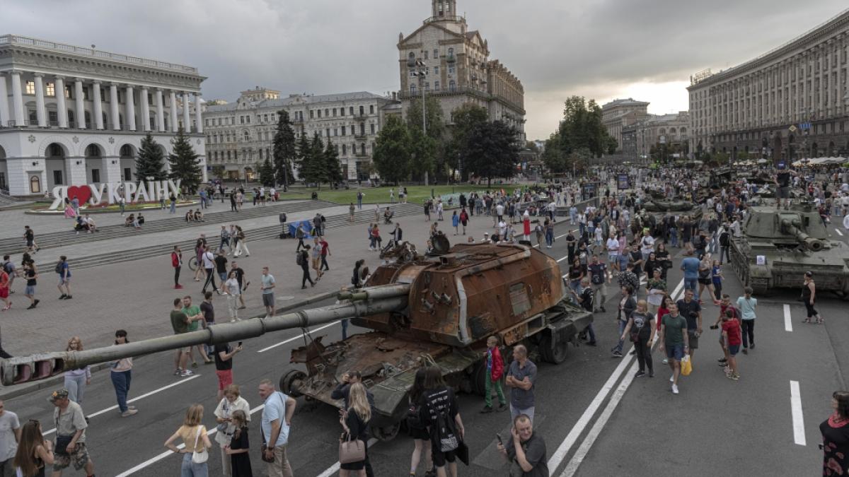 Die "Milit&auml;rparade" mit zerst&ouml;rtem russischen Kriegsger&auml;t lockte in Kiew zahlreiche Schaulustige an. (Foto)