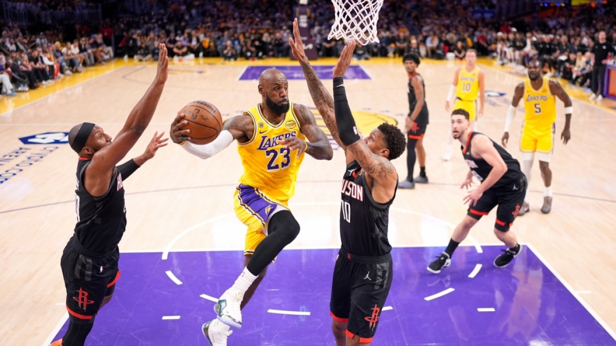 LeBron James von den Los Angeles Lakers legt zum Korb auf gegen die Houston Rockets, am 18.04.2026. (Symbolbild) (Foto)