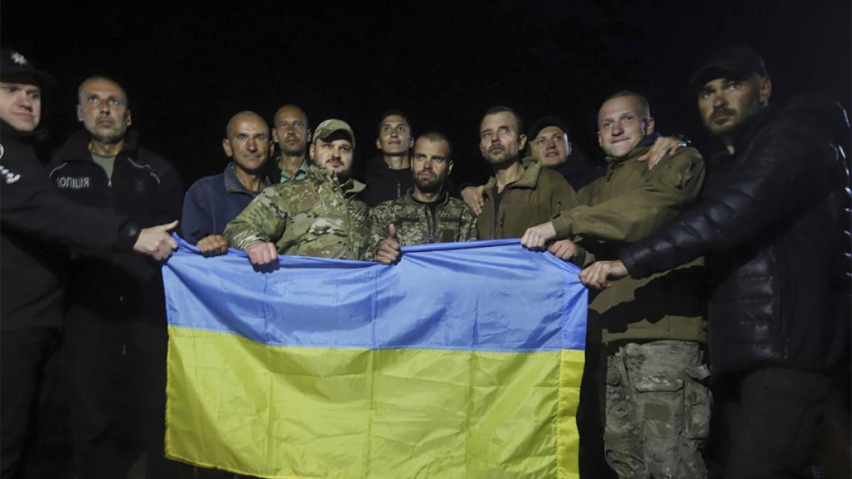 Svyatoslav Yermonov z&auml;hlt zu den ukrainischen Kriegsgefangenen, die am 21. September bei einem Gefangenenaustausch aus russischer Gefangenschaft freigelassen wurden. (Foto)