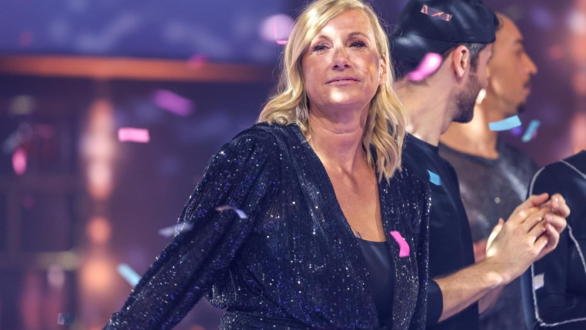 Bei Andrea Kiewel herrscht am 7. Juli 2024 im "ZDF Fernsehgarten" Hochzeitsfieber - diese G&auml;ste sind mit dabei. (Foto)