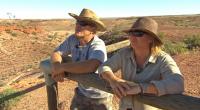 Konny und Manu wagen das Abenteuer Australien und werden drei Wochen lang mit einem riesigen Wohnmobil durch das Outback düsen.