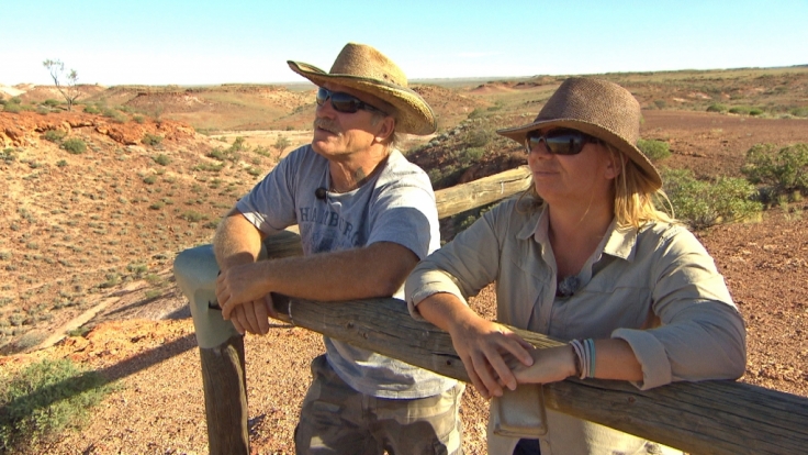 Konny und Manu wagen das Abenteuer Australien und werden drei Wochen lang mit einem riesigen Wohnmobil durch das Outback düsen.