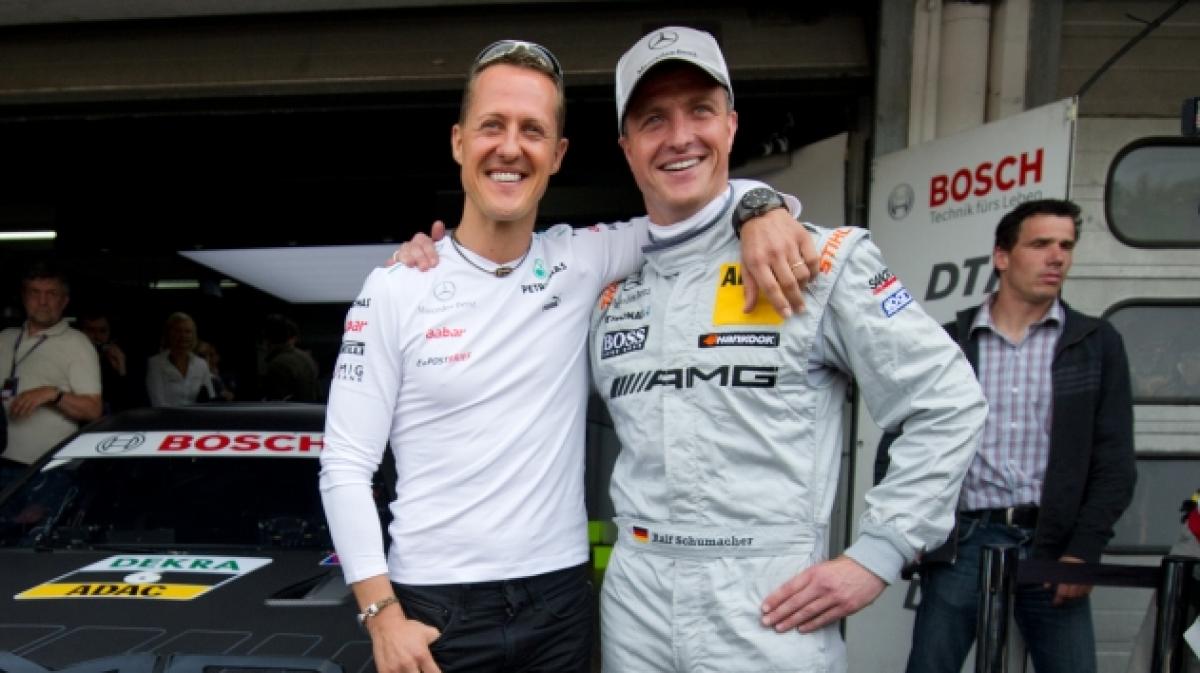 Michael Schumacher und Ralf Schumacher am 29.04.2012 in Hockenheim auf dem Hockenheimring beim ersten Saisonlauf der Deutschen Tourenwagen Meisterschaft in der Boxengasse. (Foto)