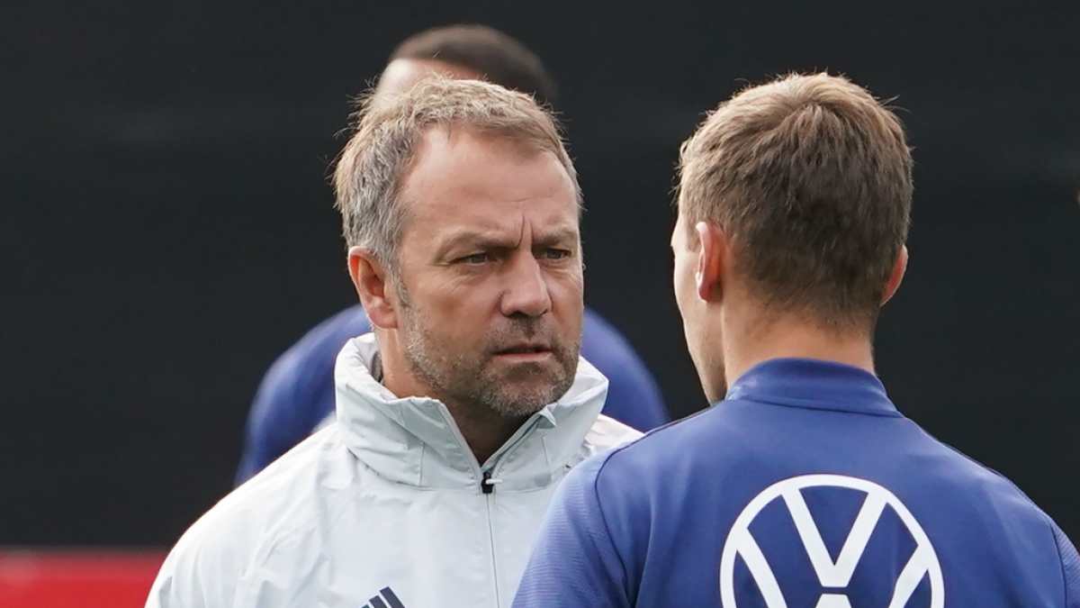 2G in der Nationalelf? Bundestrainer Hansi Flick k&ouml;nnte k&uuml;nftig nur noch geimpfte Spieler f&uuml;r Nationalspiele einladen. (Im Bild: Flick mit dem ungeimpften Joshua Kimmich).&nbsp; (Foto)