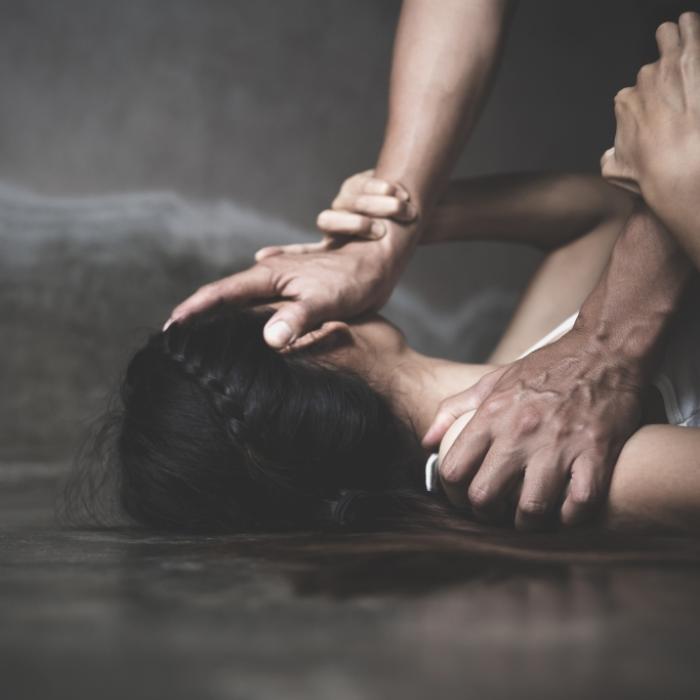 Jugendliche vergewaltigt! Vater (35) und Söhne festgenommen