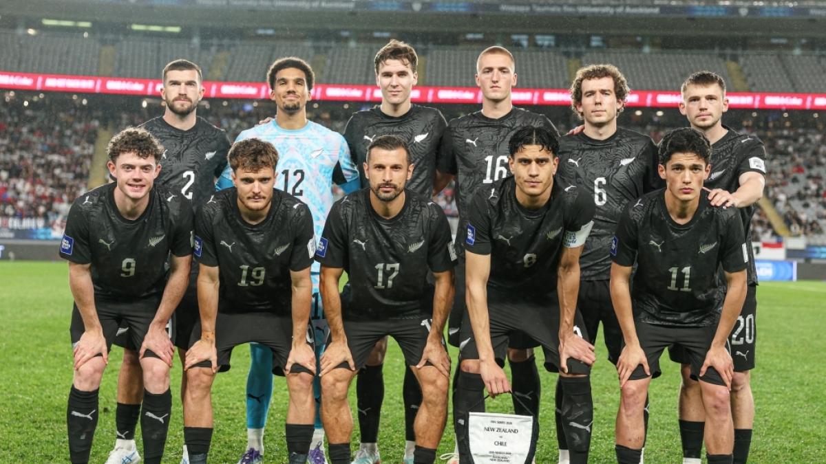 Die Spieler von Neuseeland stellen sich vor dem Freundschaftsspiel gegen Chile in Auckland, Neuseeland, f&uuml;r ein Mannschaftsfoto auf. Neuseeland nimmt an der Fu&szlig;ball-WM 2026 teil, vom 30.03.2026. (Symbolbild) (Foto)