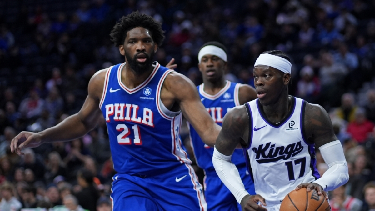 Dennis Schr&ouml;der von den Sacramento Kings spielt den Ball gegen Joel Embiid von den Philadelphia 76ers, am 29.01.2026. (Symbolbild) (Foto)