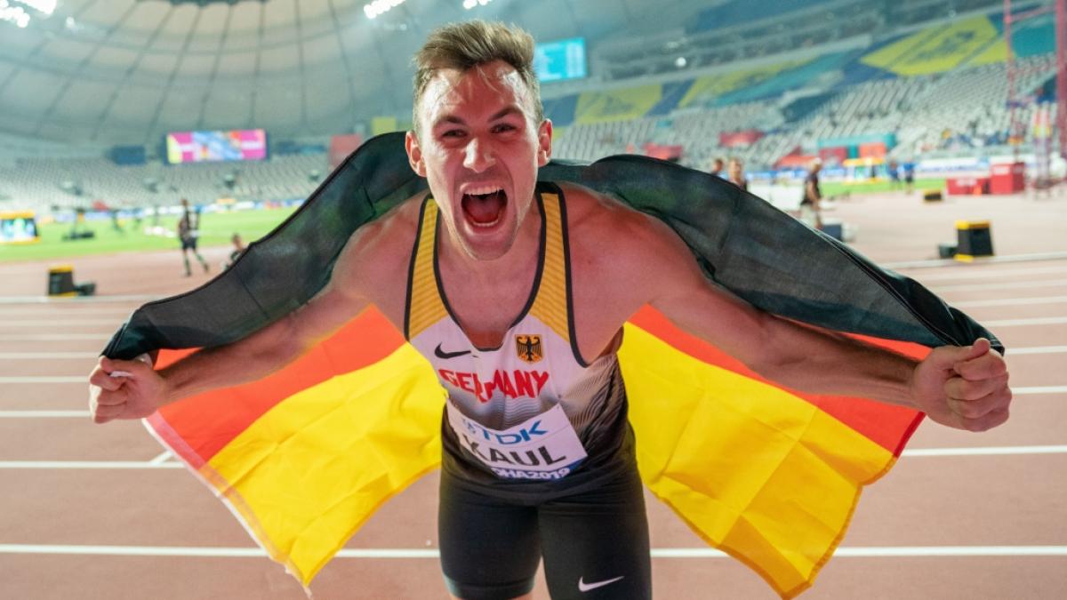 Niklas Kaul triumphiert in Doha nach dem Sieg im Zehnkampf. (Foto)