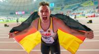 Niklas Kaul triumphiert in Doha nach dem Sieg im Zehnkampf.
