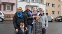 Die sechsköpfige Familie Immetsberger-Bielmann tauscht ihre kleine Mietwohnung und ihr gewohntes Wochenbudget von 197,50 Euro für sieben Tage gegen die Villa und das Wochenbudget von 4700 Euro von Familie Bösch.