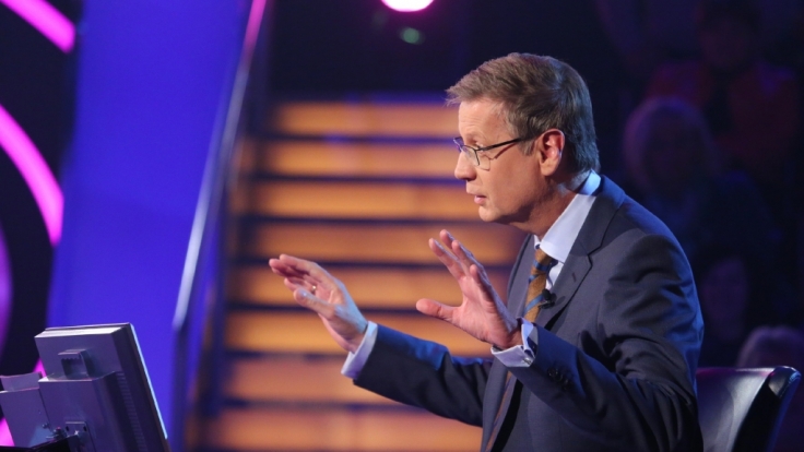 Günther Jauch bringt die Kandidaten bei