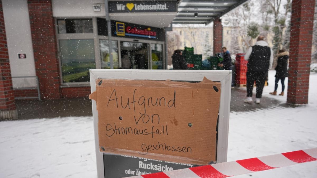 "Aufgrund von Stromausfall geschlossen" steht auf einem Schild vor einem Supermarkt - im S&uuml;dwesten Berlins ist f&uuml;r 45.400 Haushalte und 2.200 Gewerbebetriebe der Strom ausgefallen. (Foto)