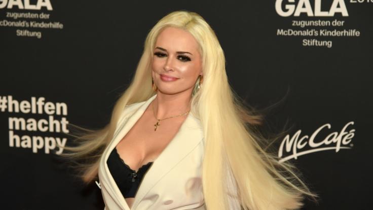 Daniela Katzenberger tanzt während der Corona-Isolation einfach zu Hause.