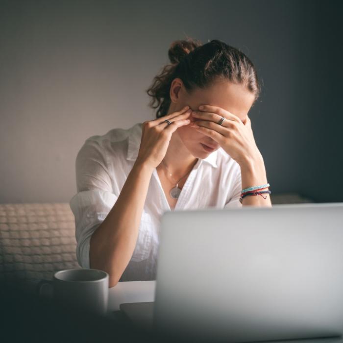 Immer gestresst, ständig ein schlechtes Gefühl im Bauch? Ihr Körper warnt Sie eventuell vor einem Burnout.