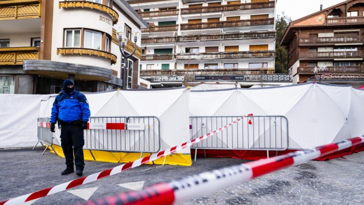 Ein Polizist sichert einen Bereich in der N&auml;he des Brandes in der Bar und Lounge "Le Constellation" in Crans-Montana niedergelegt, bei dem es Dutzende Tote und mehr als 100 Verletzte gab. (Foto)