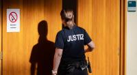 Eine Justizbeamtin öffnet eine Tür des Verhandlungssaals im Landgericht Detmold.