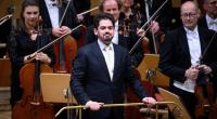 Lahav Shani im Konzerthaus Berlin, in das er spontan nach Festival-Rauswurf eingeladen wurde