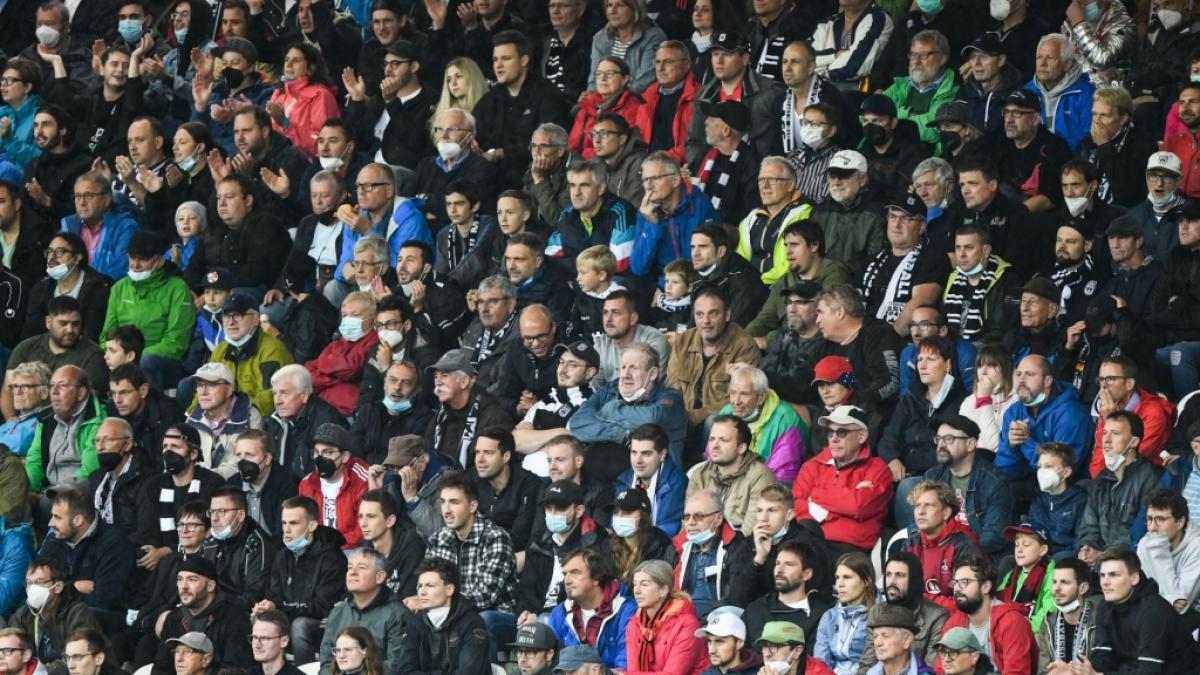 Die Fans des SSV Ulm stehen nicht nur bei Heimspielen hinter ihrer Mannschaft. (Symbolbild) (Foto)
