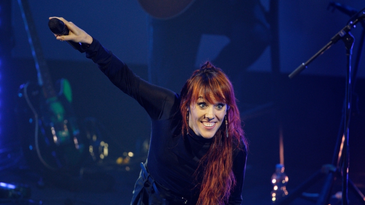ZAZ performt auf der B&uuml;hne. (Foto)