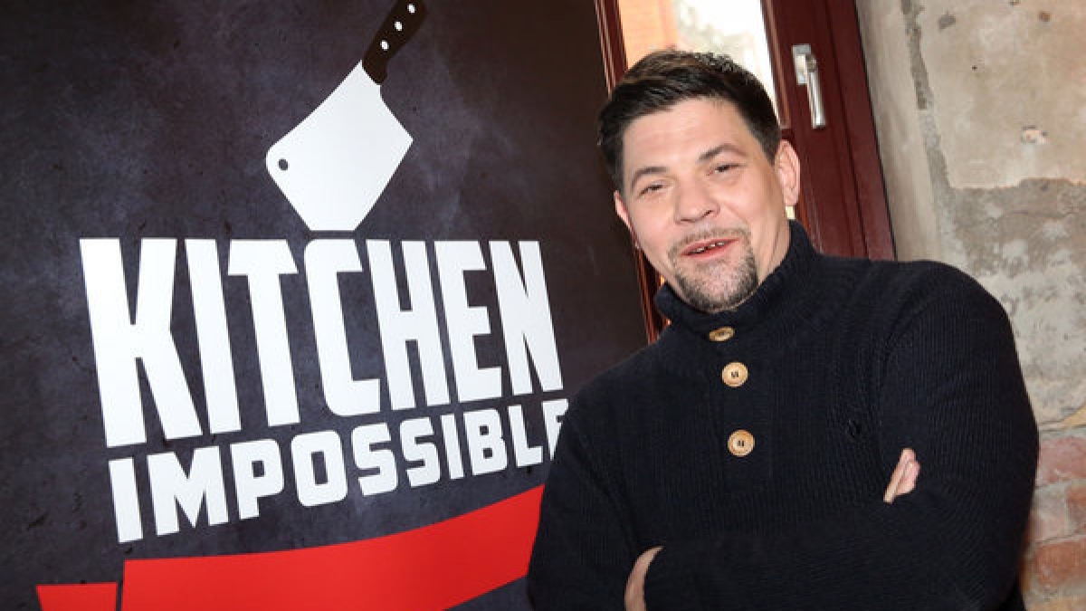 Fernsehkoch Tim M&auml;lzer pr&auml;sentiert bei Vox "Kitchen Impossible". (Foto)