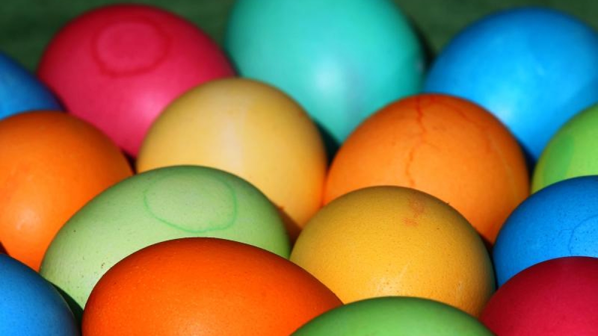Speck und Essig sind kleine Helfer, wenn es um leuchtend bunte Ostereier geht. (Foto)