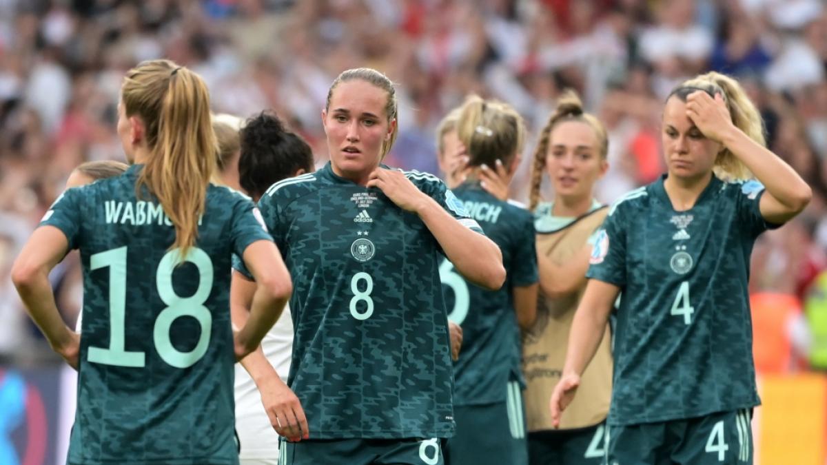 Entt&auml;uschung pur: Die DFB-Frauen Tabea Wa&szlig;muth, Sydney Lohmann und Lena Lattwein (v.l.) haben nach dem verlorenen Finale gegen England den EM-Titel verpasst. (Foto)